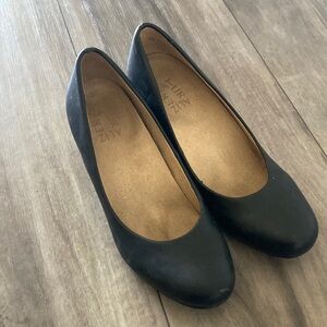 Naturalizer Black Heels Classic Design